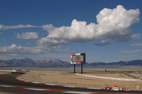 Snelle bolides in mooi landschap